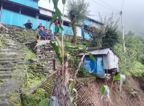 धादिङको किचेतमा पहिरोले गाउँ नै जोखिममा, स्थानीय त्रसित