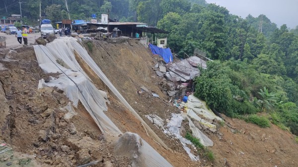 पूर्वपश्चिम राजमार्गकाे दाउन्नेमा  १ बजेसम्मका लागि गाडी चलाउन रोक, यस्तो छ कारण