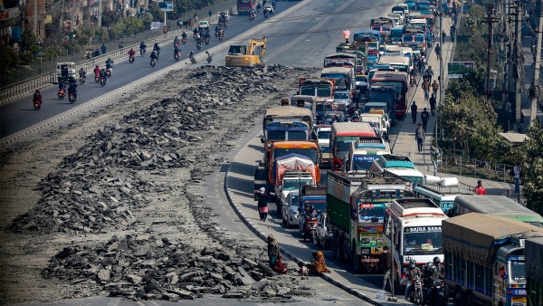 यसकारण ग्वार्को चोकको सडक बारेर अलपत्र छाडियो 