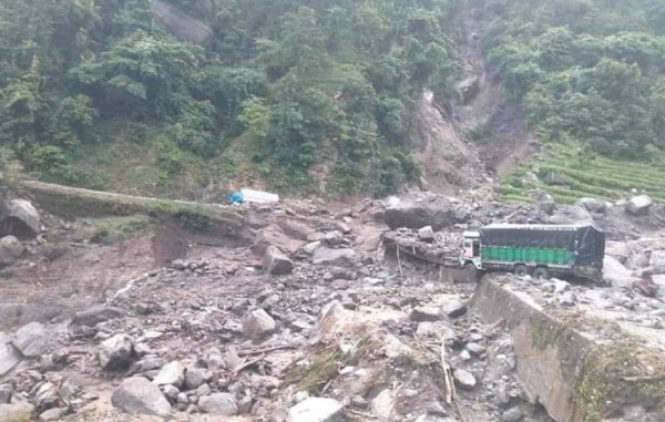 कर्णाली राजमार्ग बाढीले क्षतिग्रस्त, यातायात सेवा अवरुद्ध