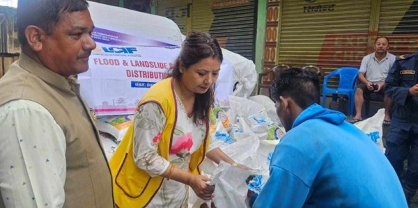 धार्चे गाउँपालिकाका बाढी पहिरो पीडितलाई लायन्सकाे राहत