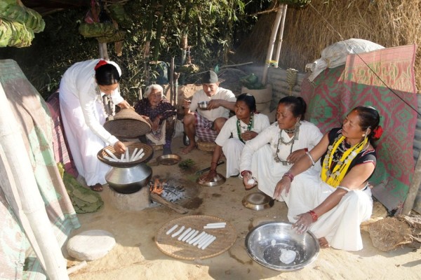 थारु बस्तीमा माघी रौनक, घरघरमा पाक्यो घोँघी र ढिकरी 