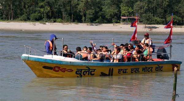 दशैँ तिहारपछि दैनिक ५ हजारले चढ्छन नारायणी नदीमा मोटरबोट, कति लाग्छ शुल्क ? 