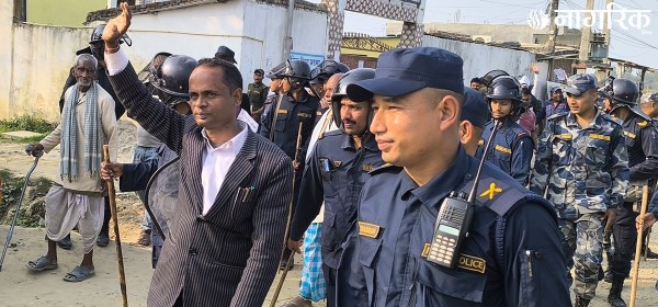 कारवाहीमा परेका कर्मचारीले नगरपालिका छिर्न नदिएपछि रुदैँ फर्किए निमित्त प्रमुख प्रशासकीय अधिकृत