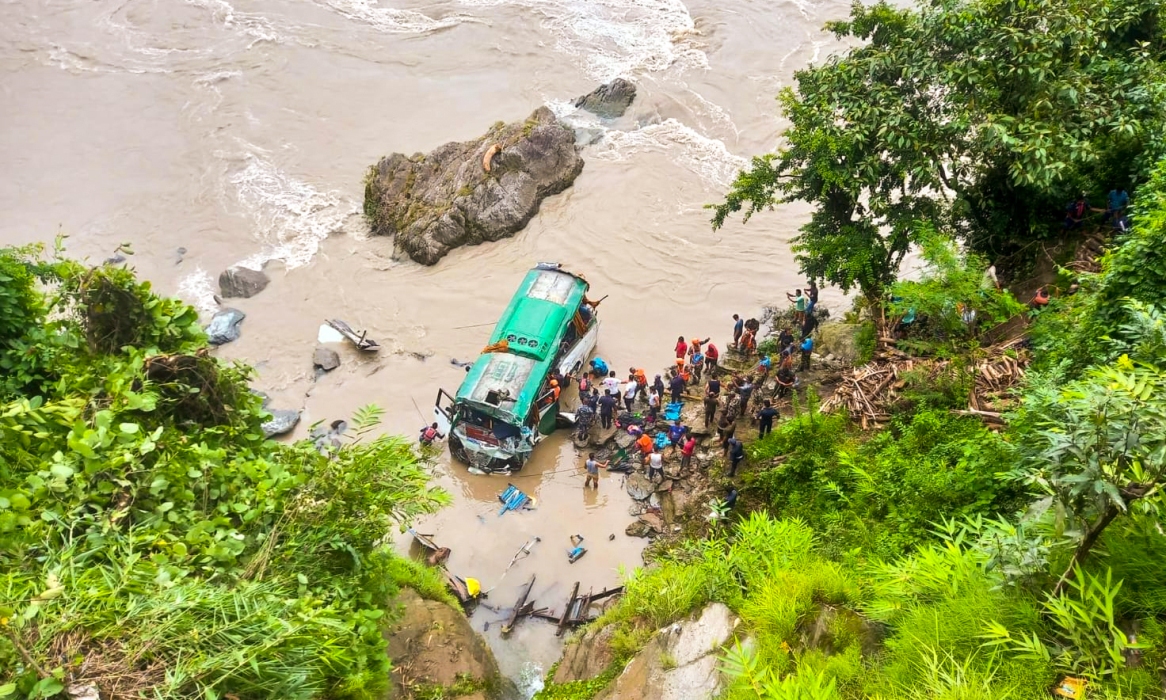 काठमाडौंबाट पोखरा जाँदै गरेको बस त्रिशुलीमा खस्यो, उद्दार जारी 