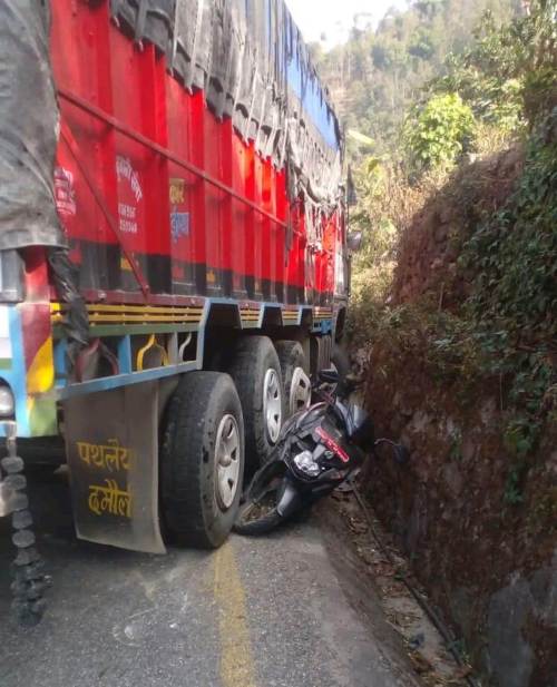 ट्रकको ठक्करपछि लाग्यो मोटरसाइकलमा आगो, चालकको जलेर मृत्यु 