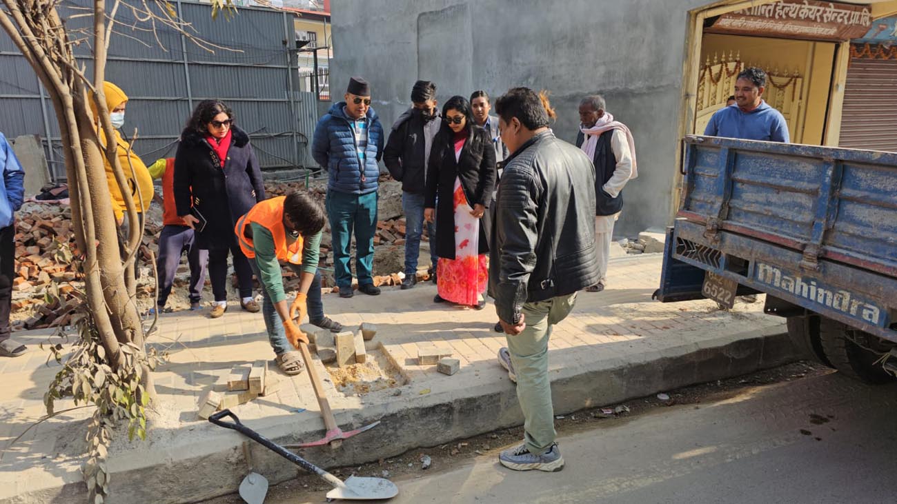 सिनामंगल क्षेत्रमा महानगरको अनुगमनः सडकका बीचमा विजुलीको पोलदेखि खानेपानीको पाइपसम्म