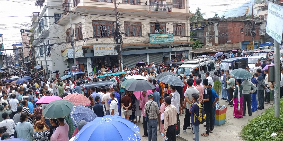 खानेपानीको शुल्क बढाएपछि धरानमा प्रदर्शन, मेयर हर्क साम्पाङको मागियो राजीनामा 