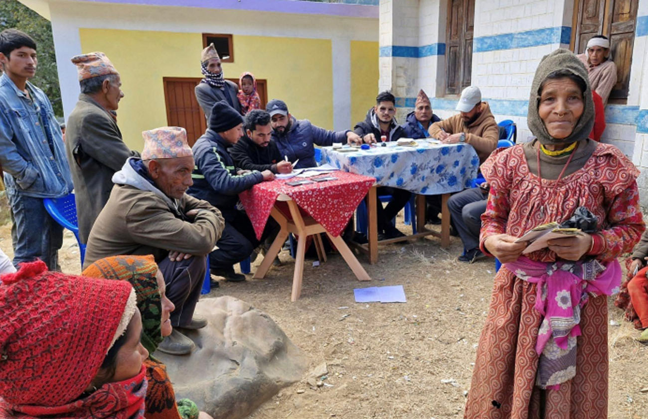 गाउँगाउँ पुगेर सामाजिक सुरक्षा भत्ता दिदै डिलाशैनी गाउँपालिका