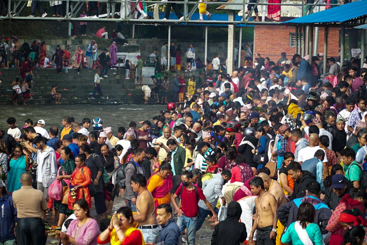 गोकर्णेश्वरमा दिवंगत बुबाप्रति श्रद्धा प्रकट गर्नेको घुइँचो (फोटोफिचर)