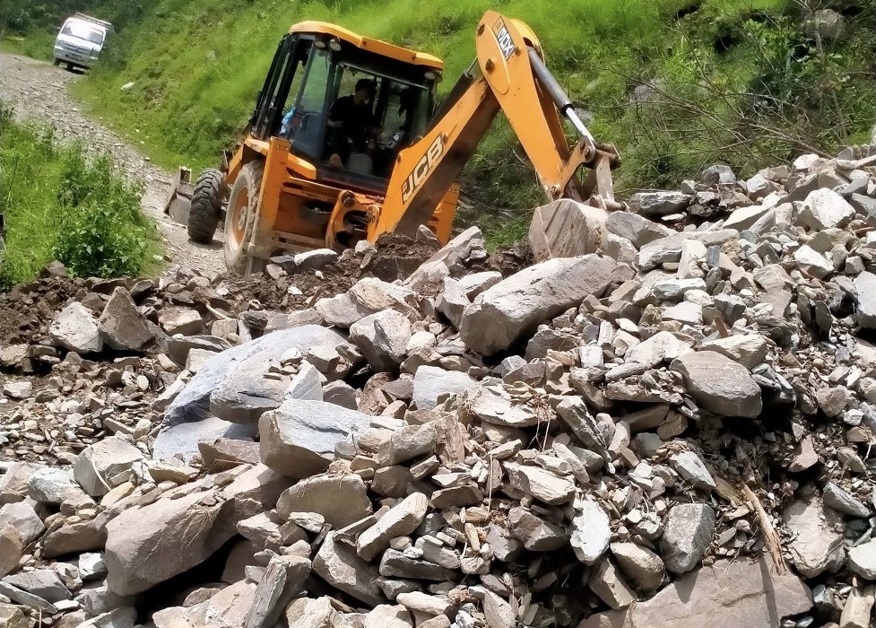 खाँडादेवीका सबै सडक अवरुद्ध, खुलाउन जुटे जनप्रतिनिधि 