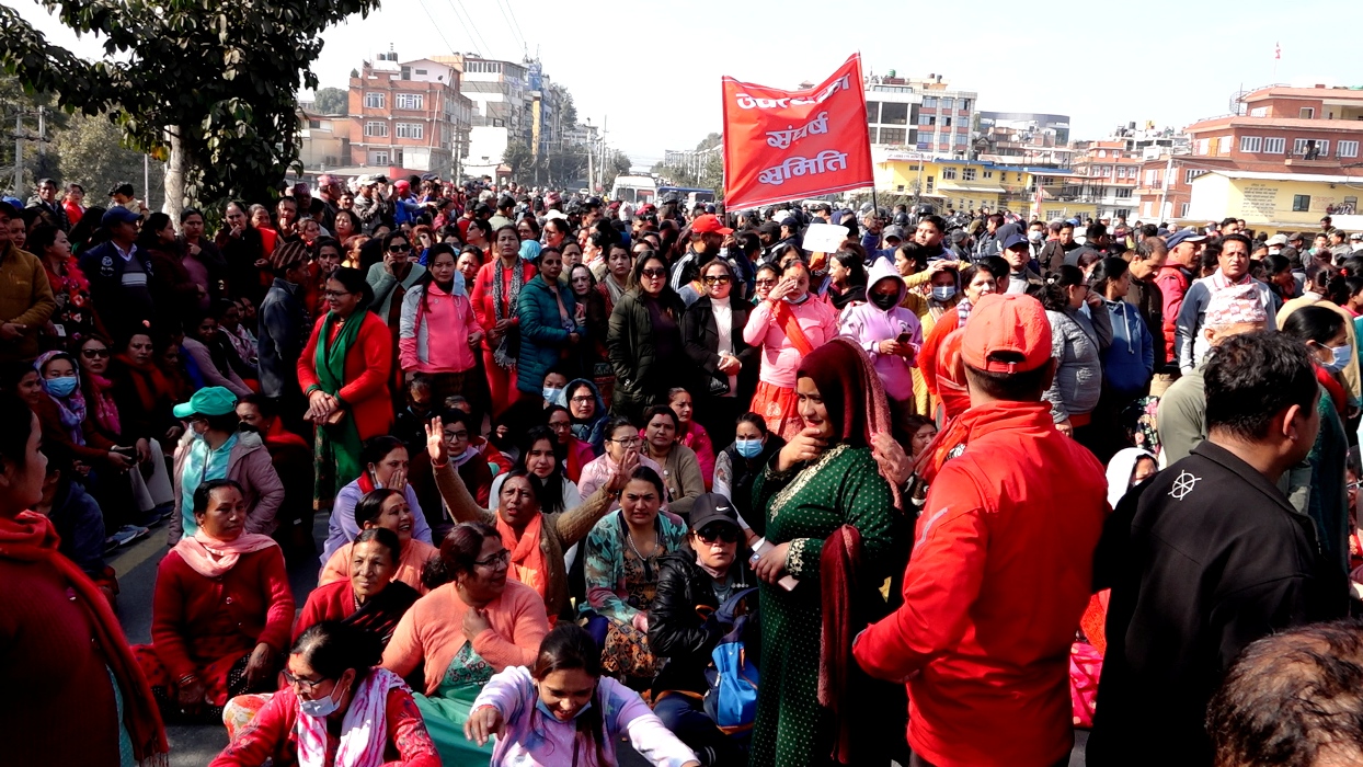 रित्ता गाग्री देखाउँदै स्थानीयको आक्रोसः १७ अर्ब सक्ने, धारामा मेलम्ची कहिले खस्ने? 