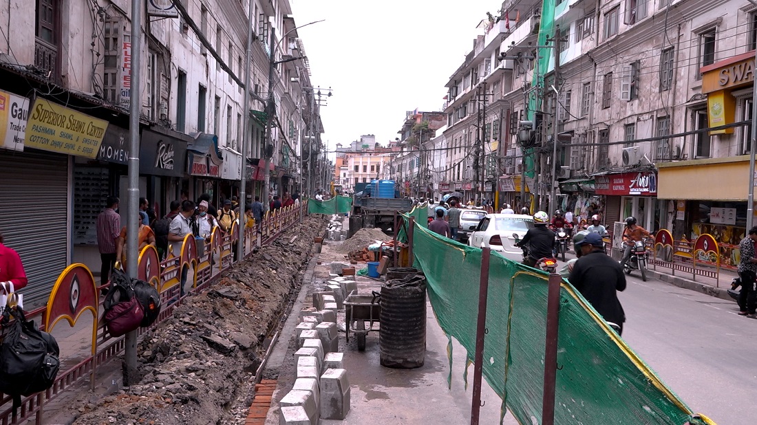 अदालतले बाटाे खाेलिदिएपछि यसरी थाल्यो काठमाडौँ महानगरले न्युरोडको फुटपाथ विस्तार (फोटोफिचर)