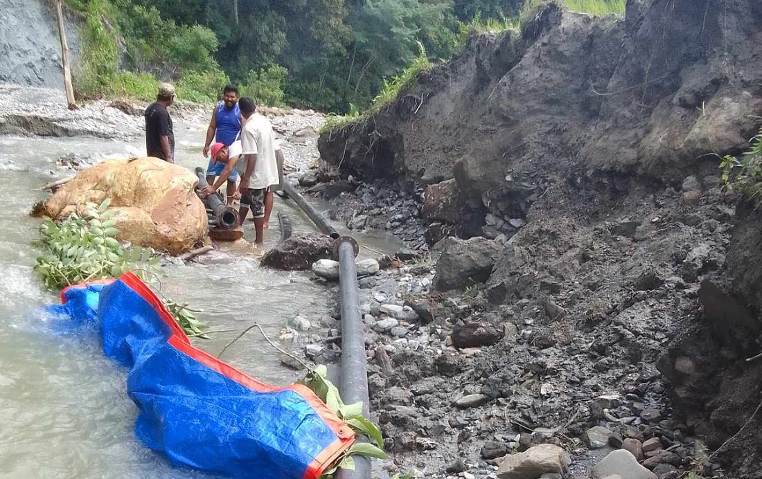 बाढीपहिरोले पाइप बगाएपछि एक सातादेखि खानेपानीकाे हाहाकार