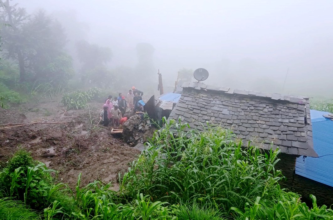 बाढी र पहिरोमा परेर १४ जनाको गयो ज्यान, पहिरोले अधिकांश राजमार्ग अवरुद्ध 