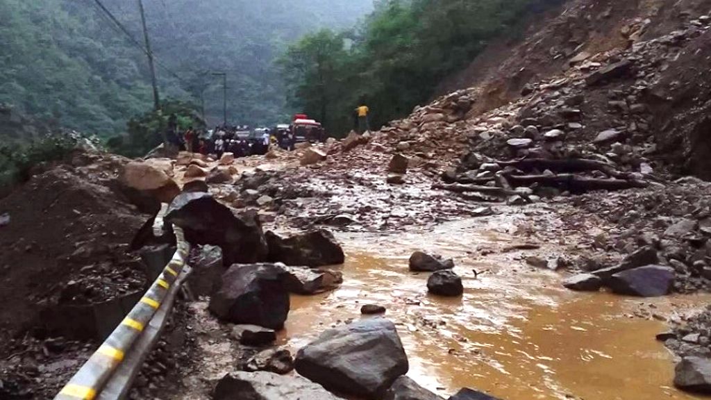 त्रिसुलीमा खसेको ६५ यात्रु सवार २ वटा बस अझै भेटिएन, यात्रुको अवस्था अज्ञात